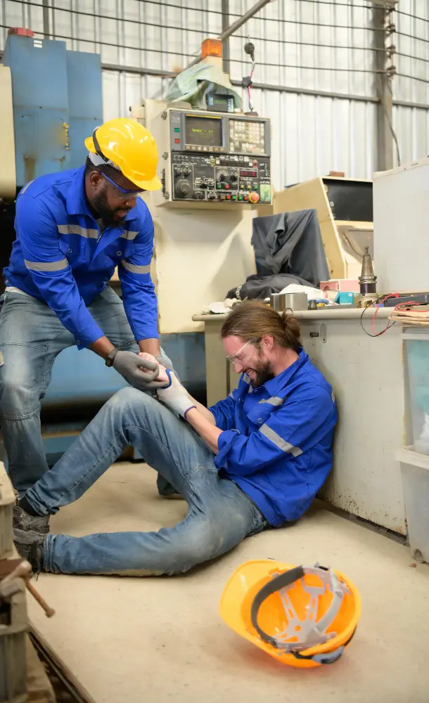 homme à terre après un accident du travail qui essaie de se relever